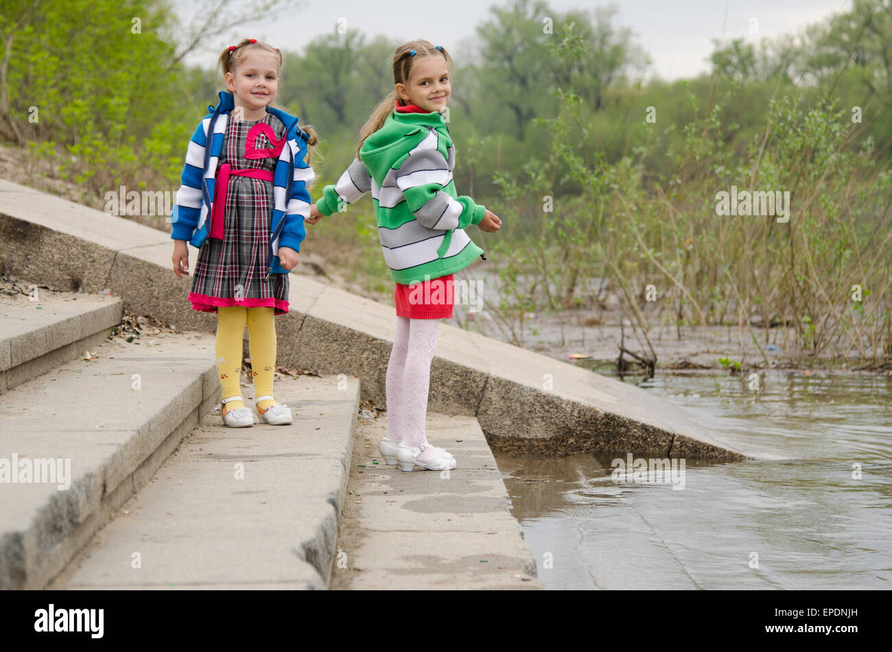 вышли девочки гулять. девочка с собакой. дети гуляют на улице. вышли девочки гулять. вышли девочки гулять.