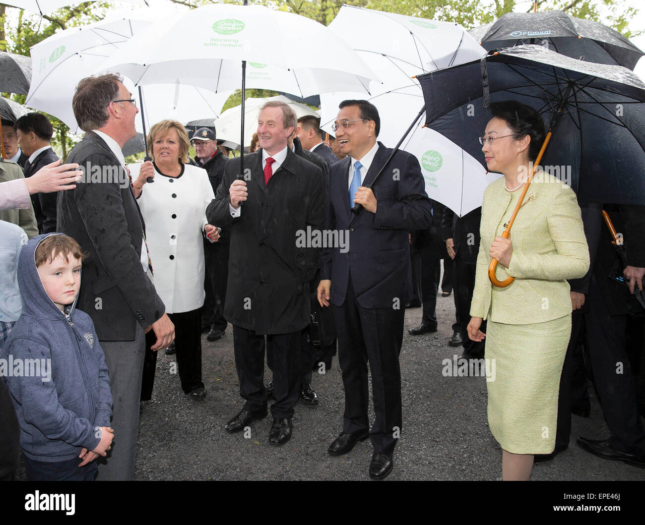 Shannon, Ireland. 17th May, 2015. Chinese Premier Li Keqiang (2nd R) and his wife, Prof. Cheng Hong (1st R), in the company of Irish Prime Minister Enda Kenny (3rd R) and his wife Fionnuala O'Kelly, visit Garvey's Farmhouse, a typical Irish family-run cow farm in Shannon, Ireland, May 17, 2015. © Huang Jingwen/Xinhua/Alamy Live News Stock Photo