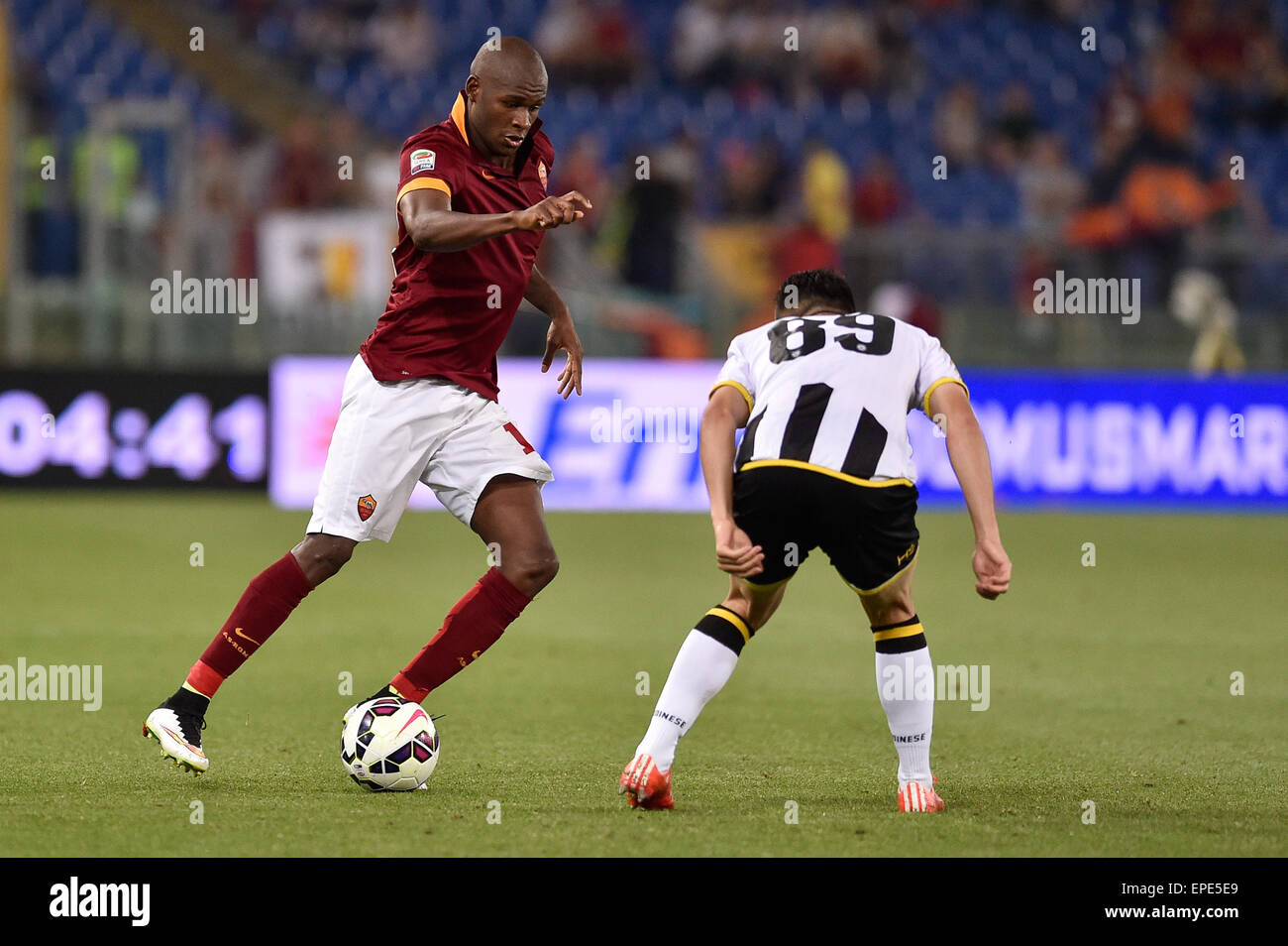 Rome, Italy. 17th May, 2015. Serie A Football. Roma versus Udinese. V&#xed;ctor Ibarbo is challenged by Guilherme Credit:  Action Plus Sports/Alamy Live News Stock Photo
