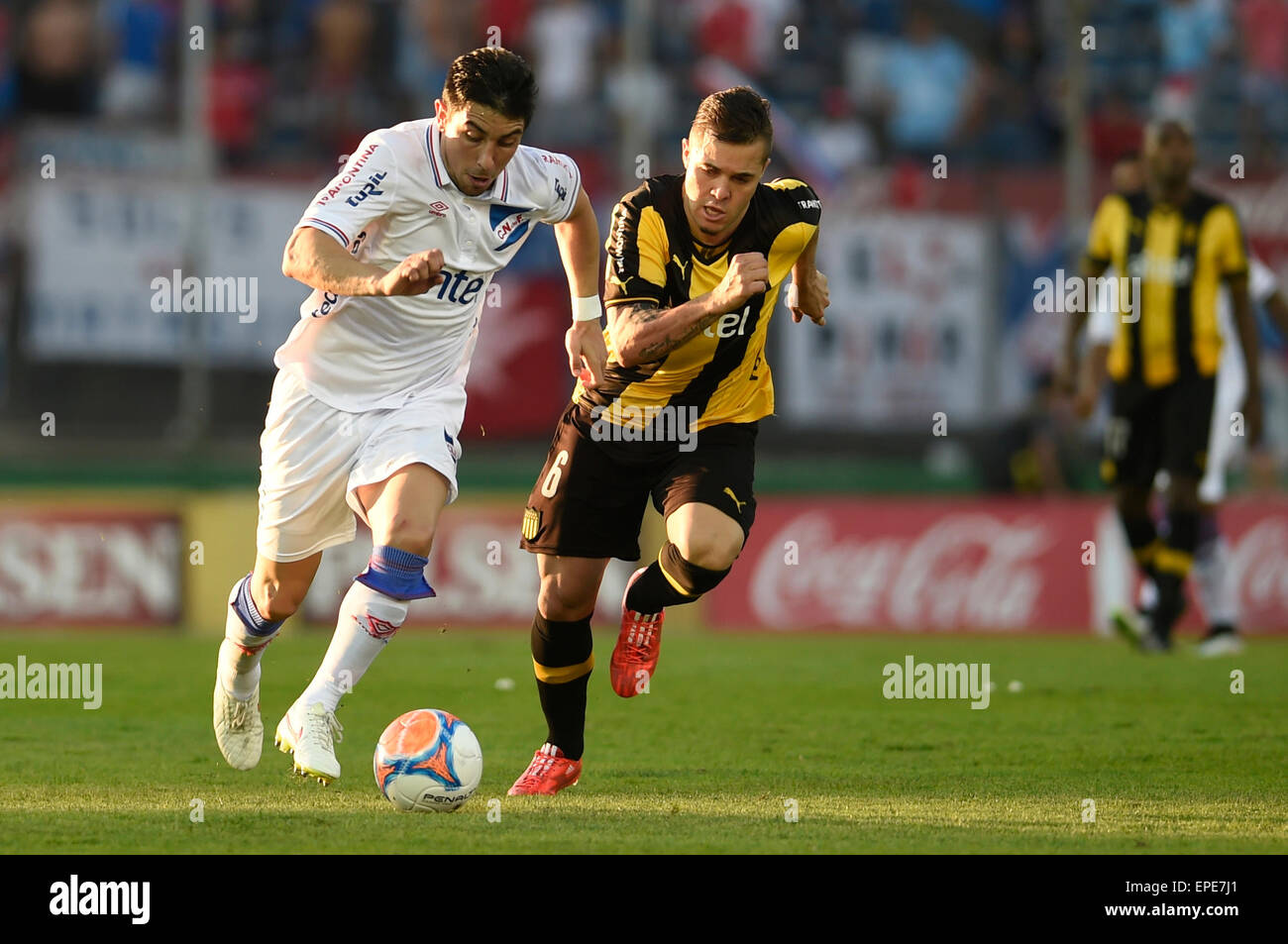 Montevideo, Uruguay. 17th May, 2015. Penarol's Diogo Silvestre (R) vies with Jorge Fucile of Nacional during a match of the Uruguayan Soccer Championship in Montevideo, capital of Uruguay, on May 17, 2015. Credit:  Nicolas Celaya/Xinhua/Alamy Live News Stock Photo