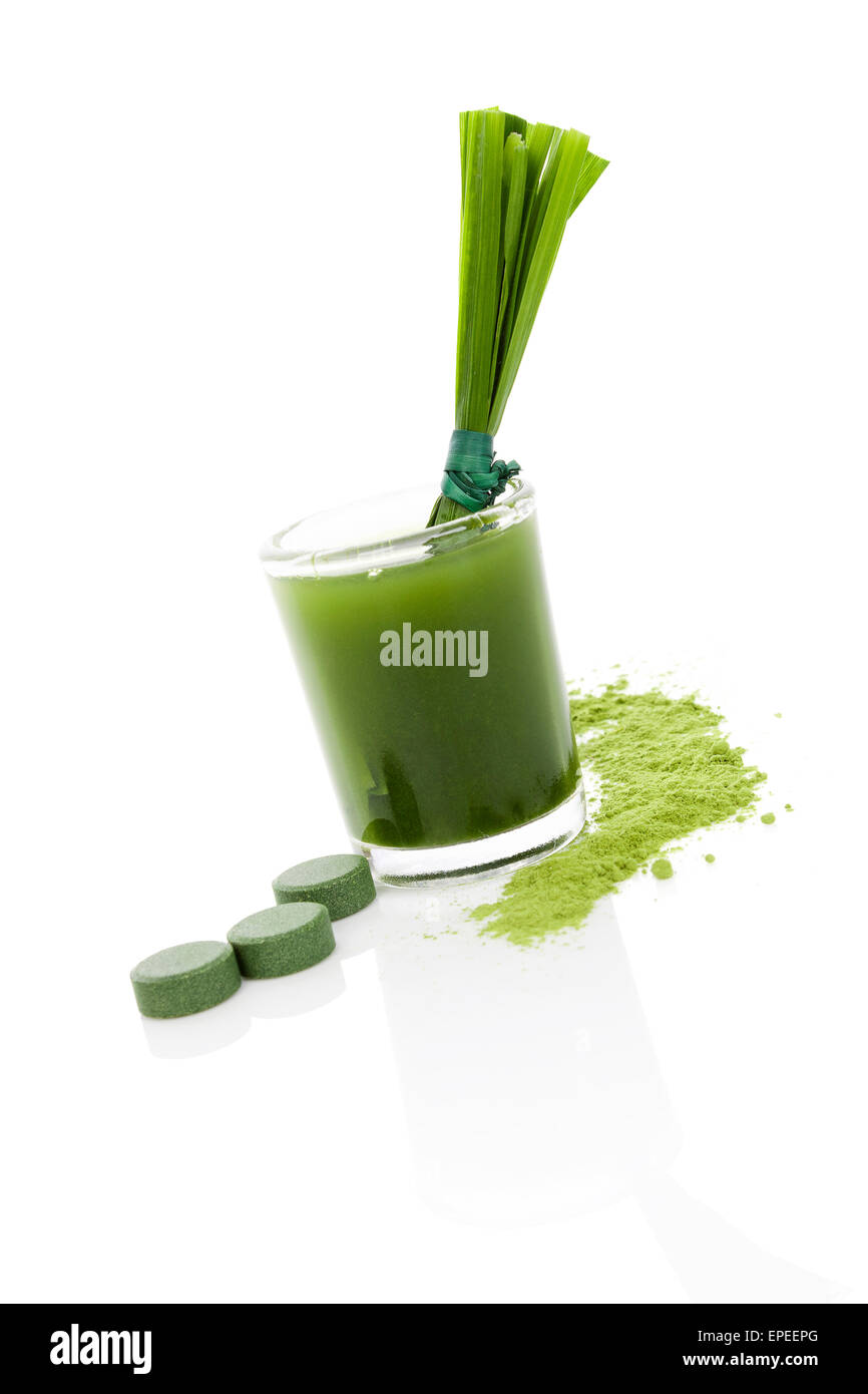 Green food supplement. Spirulina, chlorella and wheatgrass. Green juice