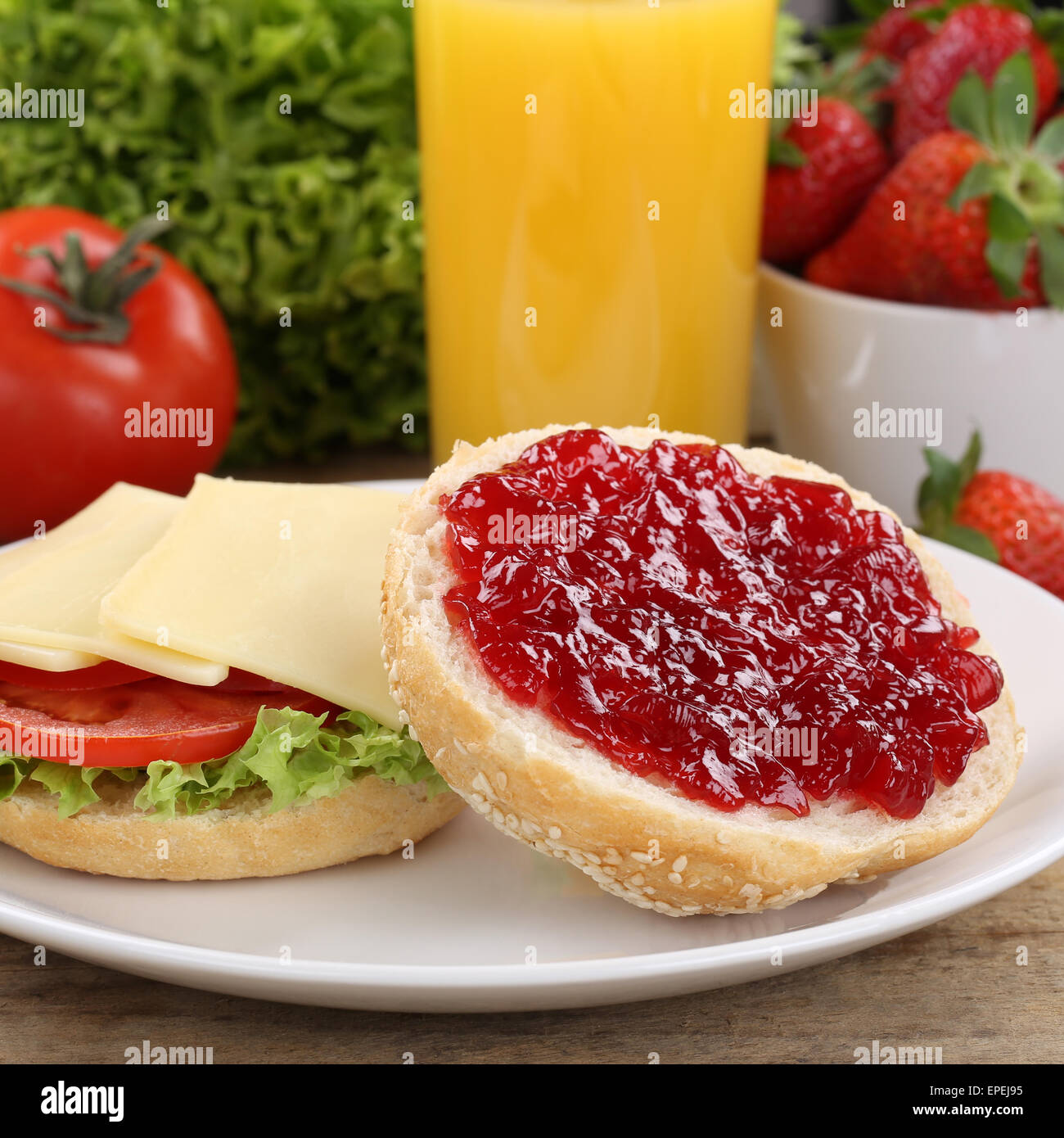 Gesundes Frühstück mit belegten Brötchen und Orangensaft Stock Photo ...