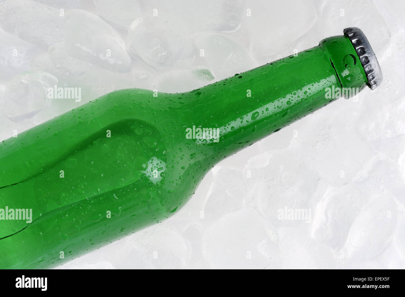 Kaltes Bier auf Eis Stock Photo Alamy