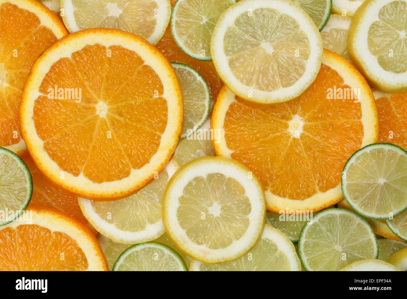 Hintergrund aus geschnittenen Orangen, Zitronen und Limetten Stock ...