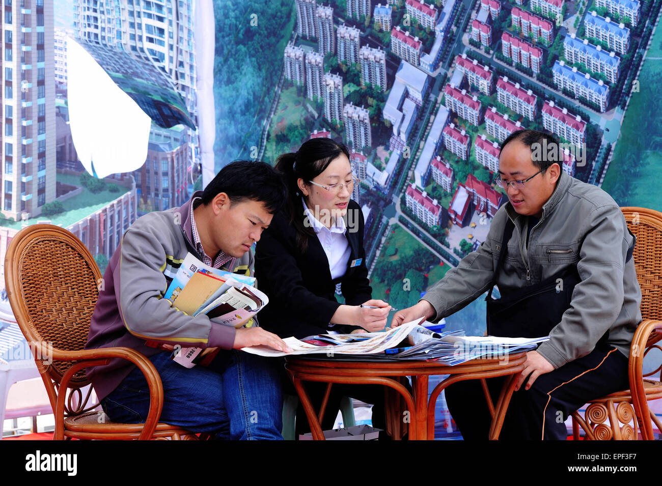 (150518) -- QINGDAO, May 18, 2015 (Xinhua) -- Residents consult about house property information at a housing trade fair in Qingdao, east China's Shandong Province, May 9, 2015. China's real estate market remained anemic with new home prices in April registering month-on-month declines in 48 of the 70 surveyed cities.     (Xinhua/Yu Fangping) (wf) Stock Photo