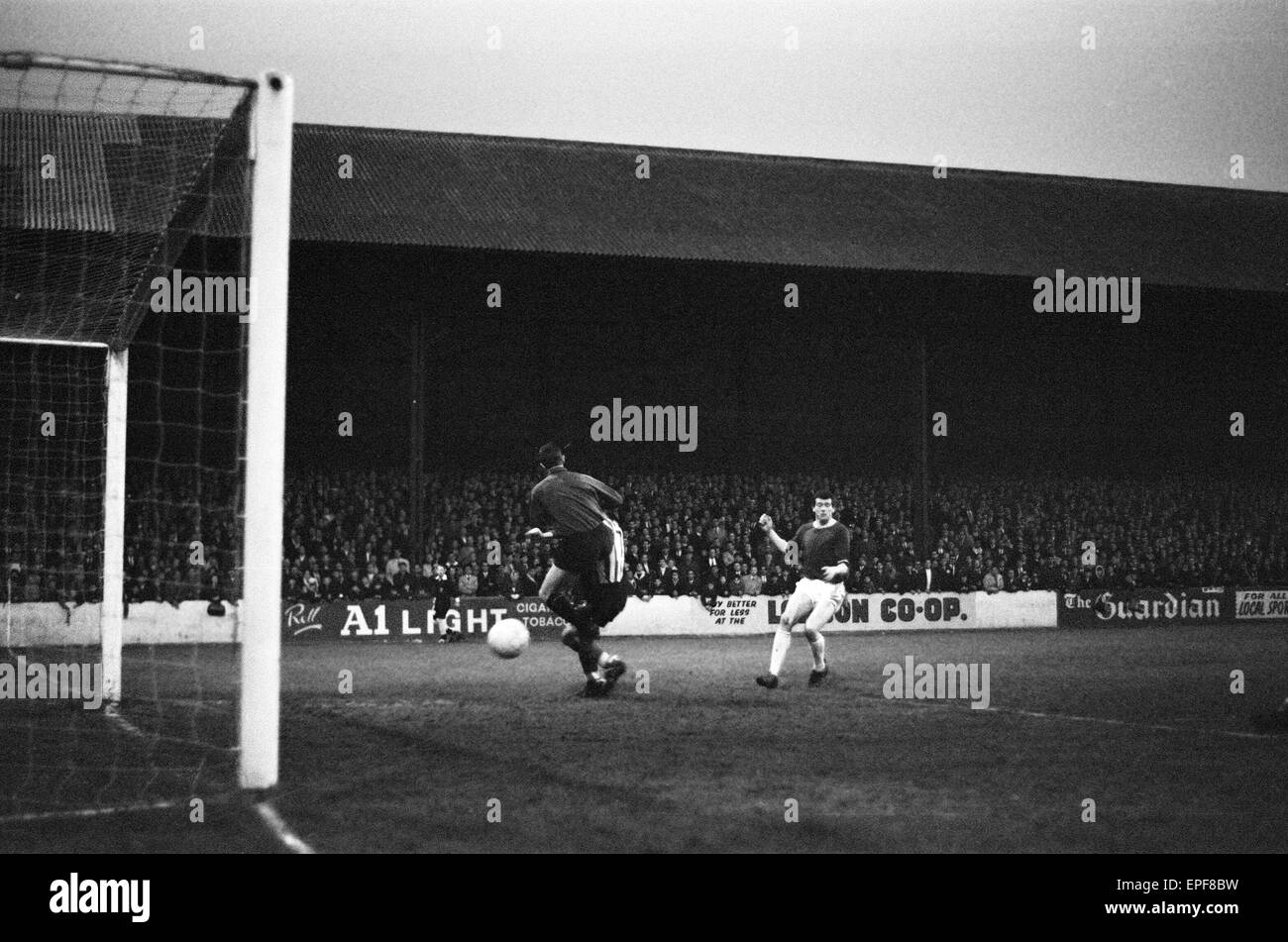 Leyton Orient v Southampton, League match at Brisbane Road, 9th May 1966. Final score: Leyton Orient 1-1 Southampton Stock Photo