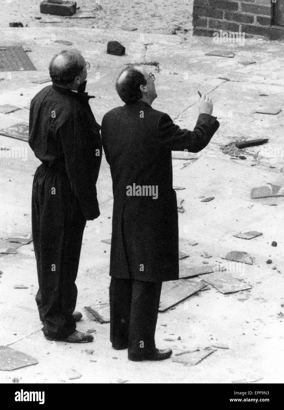 Strangeways Prison Riot April 1990. MEN Editor Michael Unger (right) talks to prisoners, Prison Officer (left) provides escort.  A 25-day prison riot and rooftop protest at Strangeways Prison in Manchester, England. The riot began on the 1st April 1990 wh Stock Photo