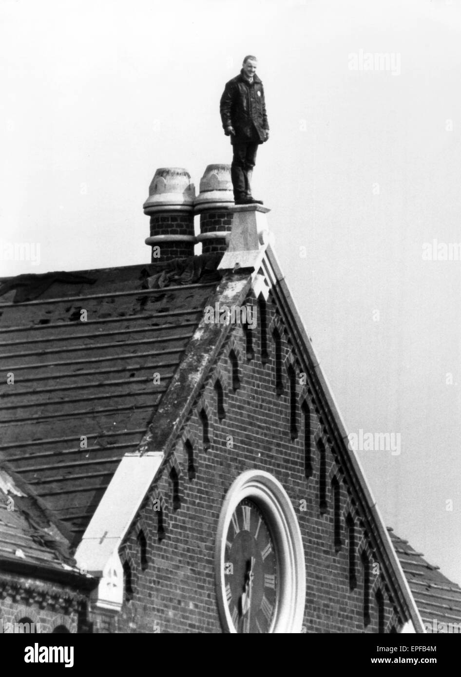 Strangeways Prison Riot April 1990. Man on rooftop.  A 25-day prison riot and rooftop protest at Strangeways Prison in Manchester, England. The riot began on the 1st April 1990 when prisoners took control of the prison chapel, and the riot quickly spread Stock Photo
