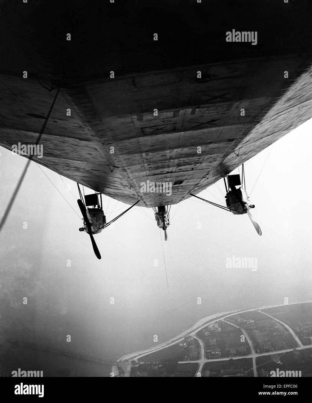 The Airship R33 seen here over the East Coast during a tour of the country to raise Victory Loans. Circa March 1919 Stock Photo