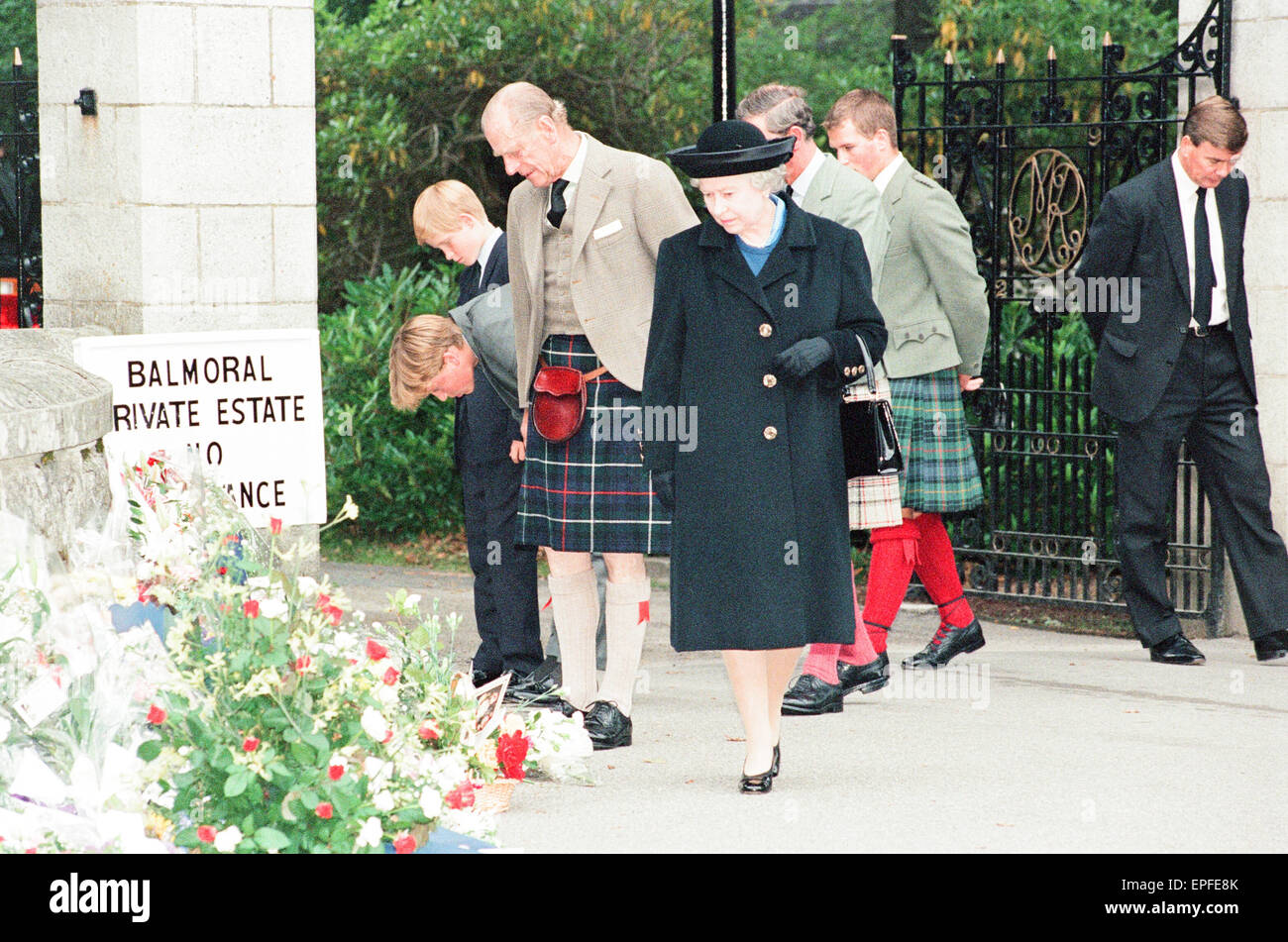 Royal Family, Balmoral Estate, Scotland, 5th September 1997.   After attending a private service at Crathie Church, Royal family stop to look at floral tributes left for Princess Diana, at the gates of Balmoral Castle.  Queen Elizabeth II Prince Philip Pr Stock Photo
