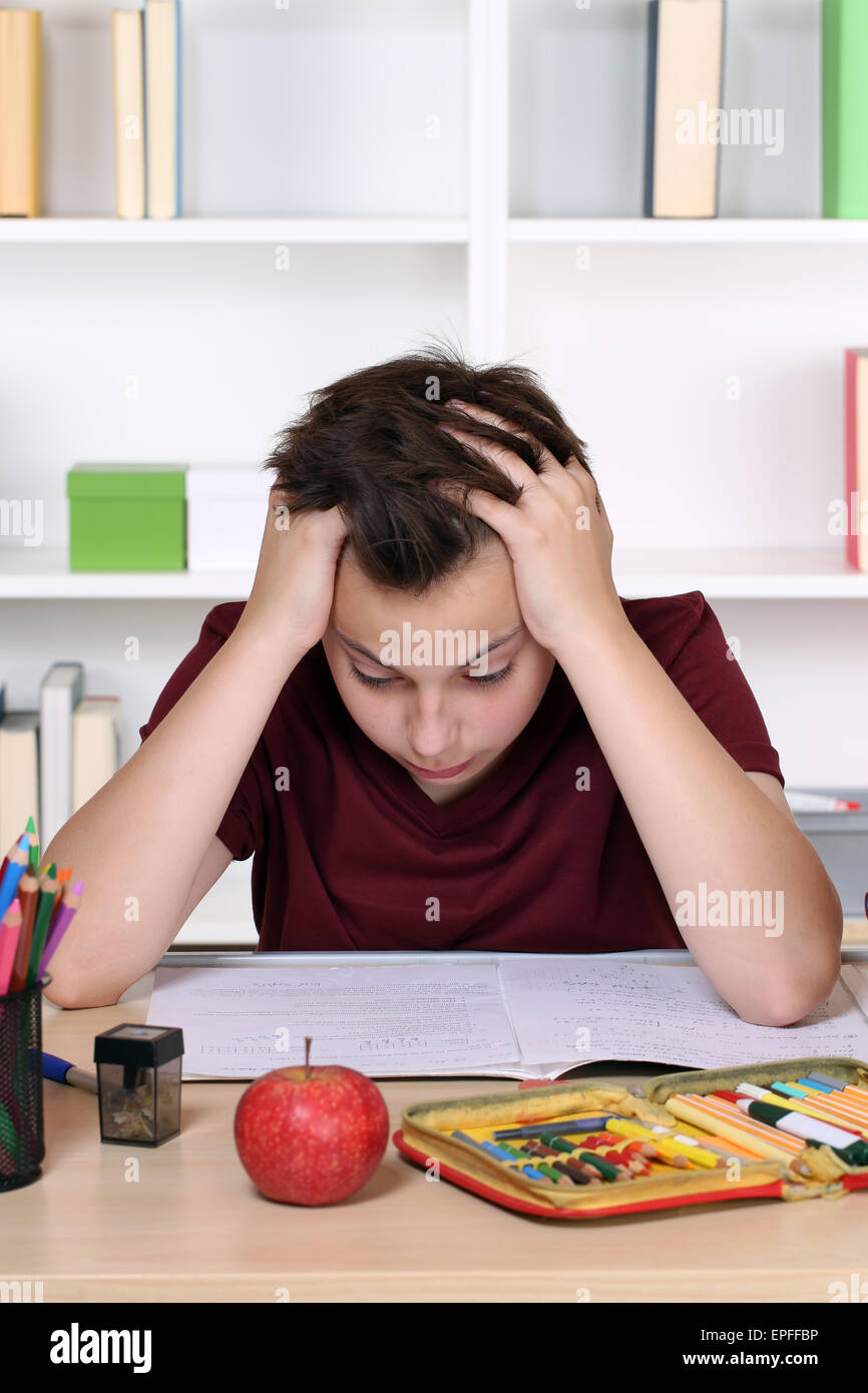 Sch├╝ler hat Stress bei Hausaufgaben in der Schule Stock Photo