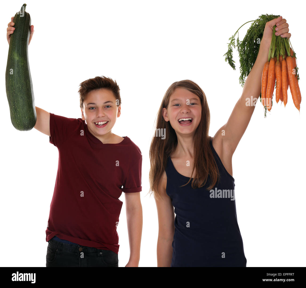 Gesunde Ern├ñhrung lachende Kinder mit Karotten und Zucchini Gem├╝se Stock Photo