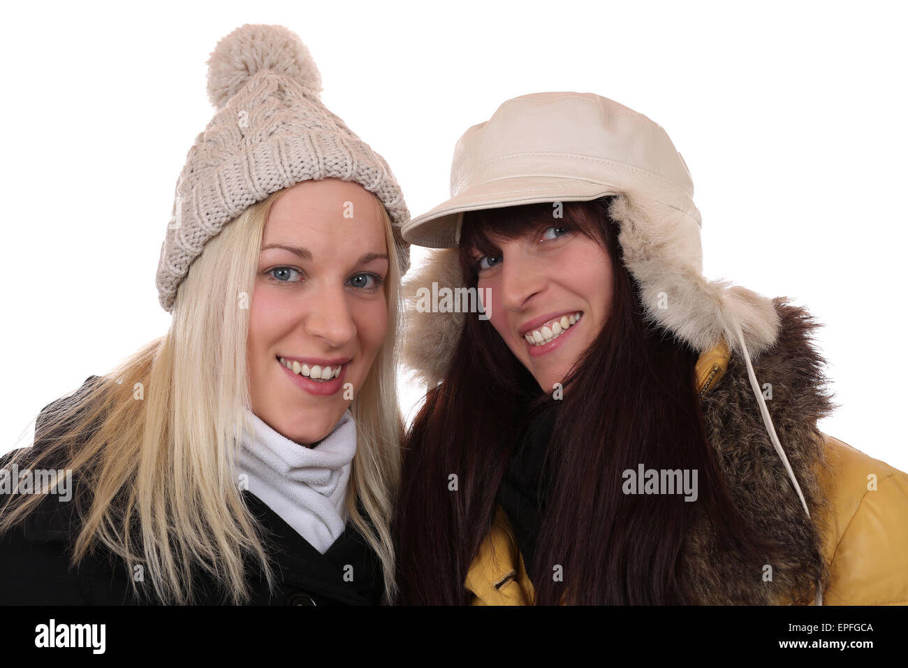 Zwei lachende Frauen im Winter mit M├╝tze und Schal Stock Photo