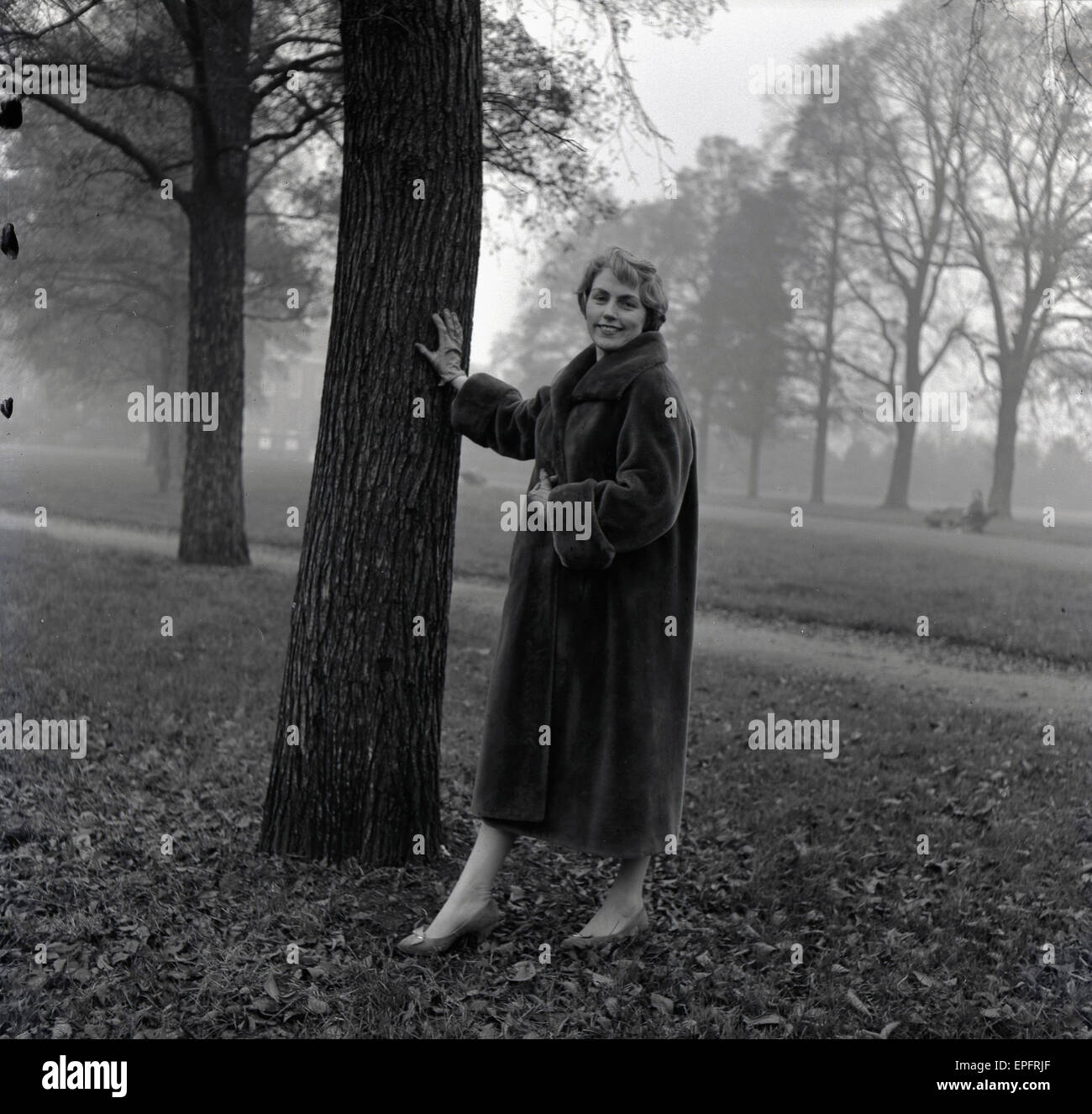 1950s woman wearing fur coat hi-res stock photography and images - Alamy