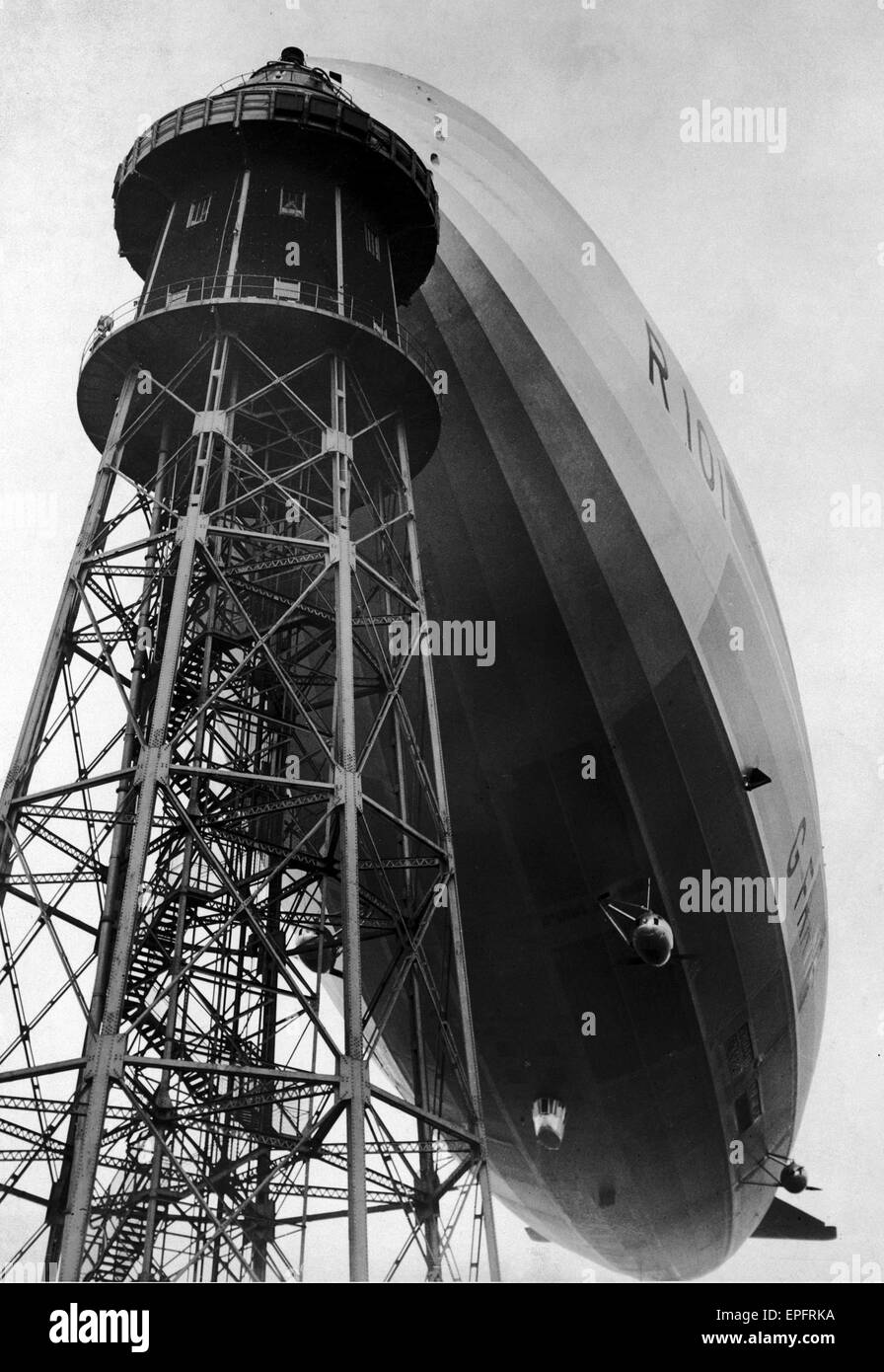 The Airship R101 seen here attached to the mooring tower at Royal Airship Works Cardington prior to its first flight. 13th October 1929 Stock Photo