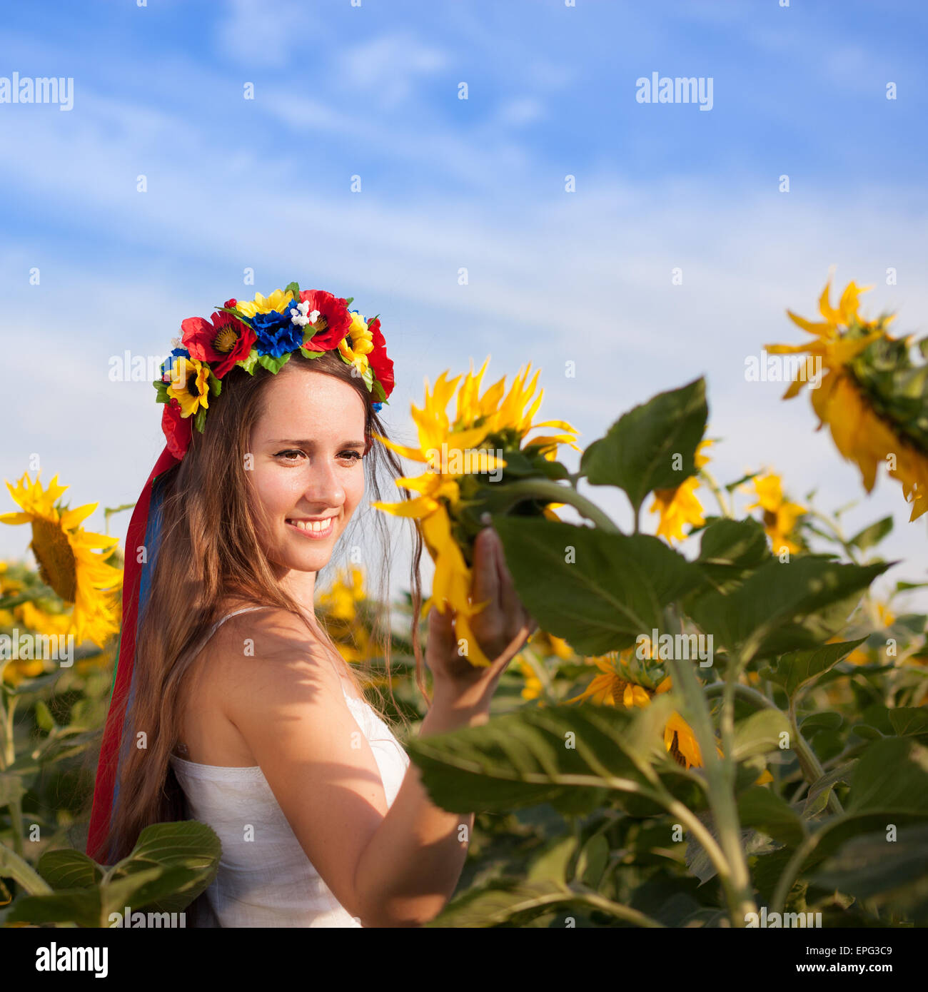 Beautiful young woman at sunflower field Stock Photo - Alamy
