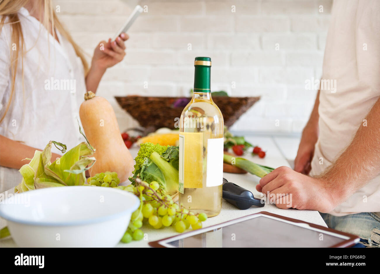 Young couple cutting vegetables at the kitchen Stock Photo - Alamy