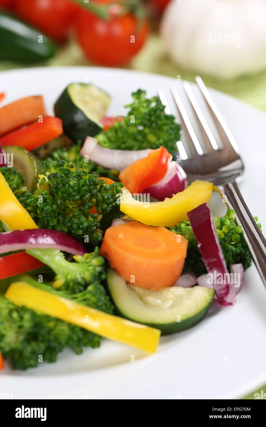 Gesunde Ern├ñhrung vegan Gem├╝se Essen auf Teller Stock Photo