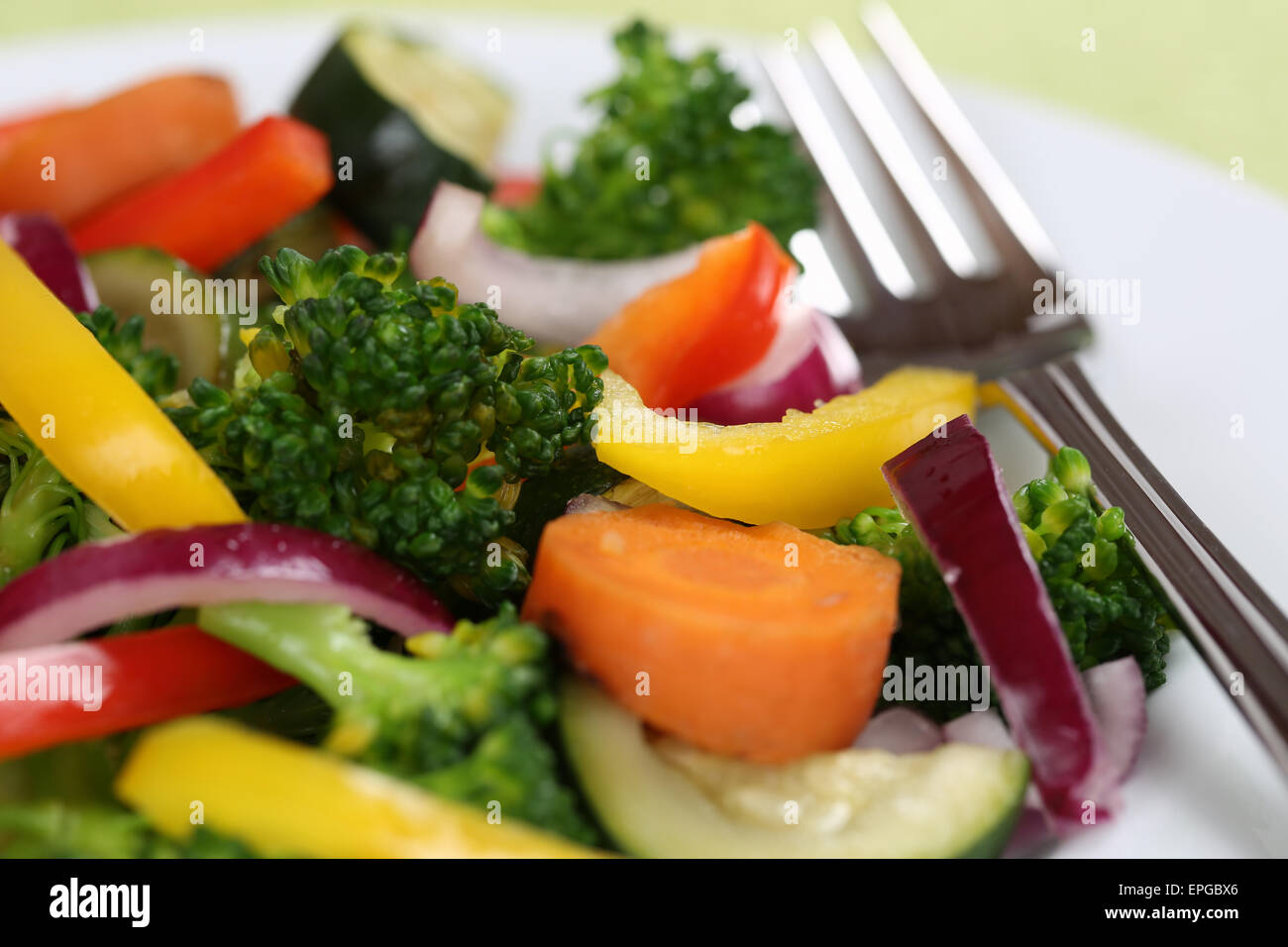 Vegan oder vegetarisch essen Gem├╝se auf Teller Stock Photo