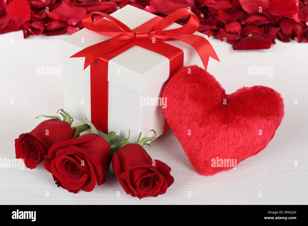 Geschenk Mit Herz Und Rosen Zum Geburtstag Muttertag Oder Stock Photo Alamy