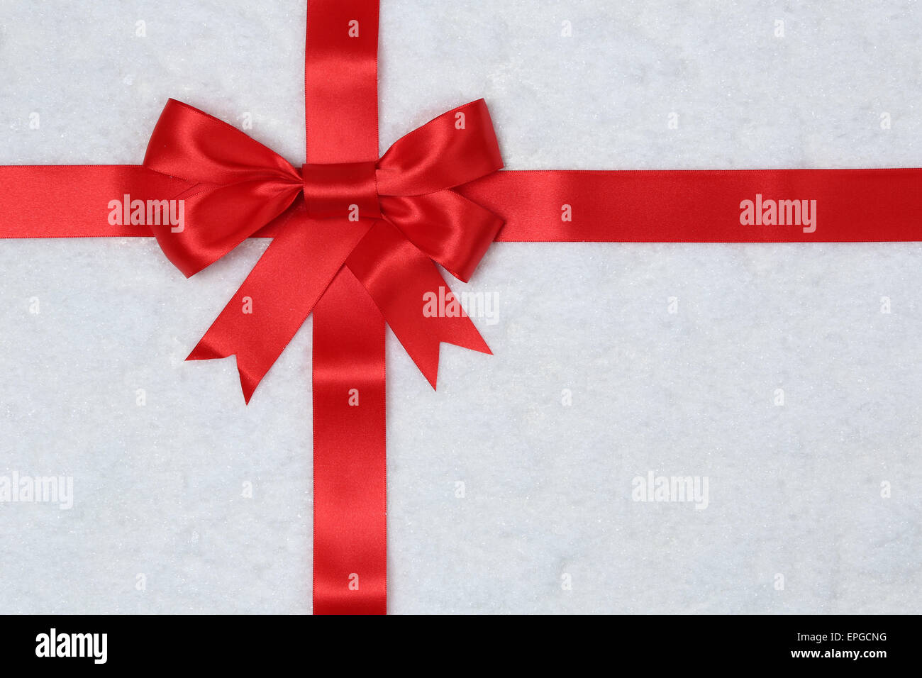 Geschenk Schleife mit Schnee Hintergrund f├╝r Geschenke an Weihnachten Stock Photo