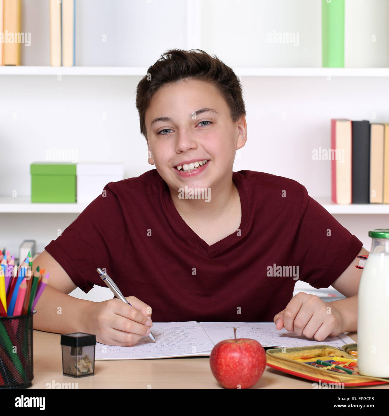 Lachender Junge beim Lernen in der Schule Stock Photo