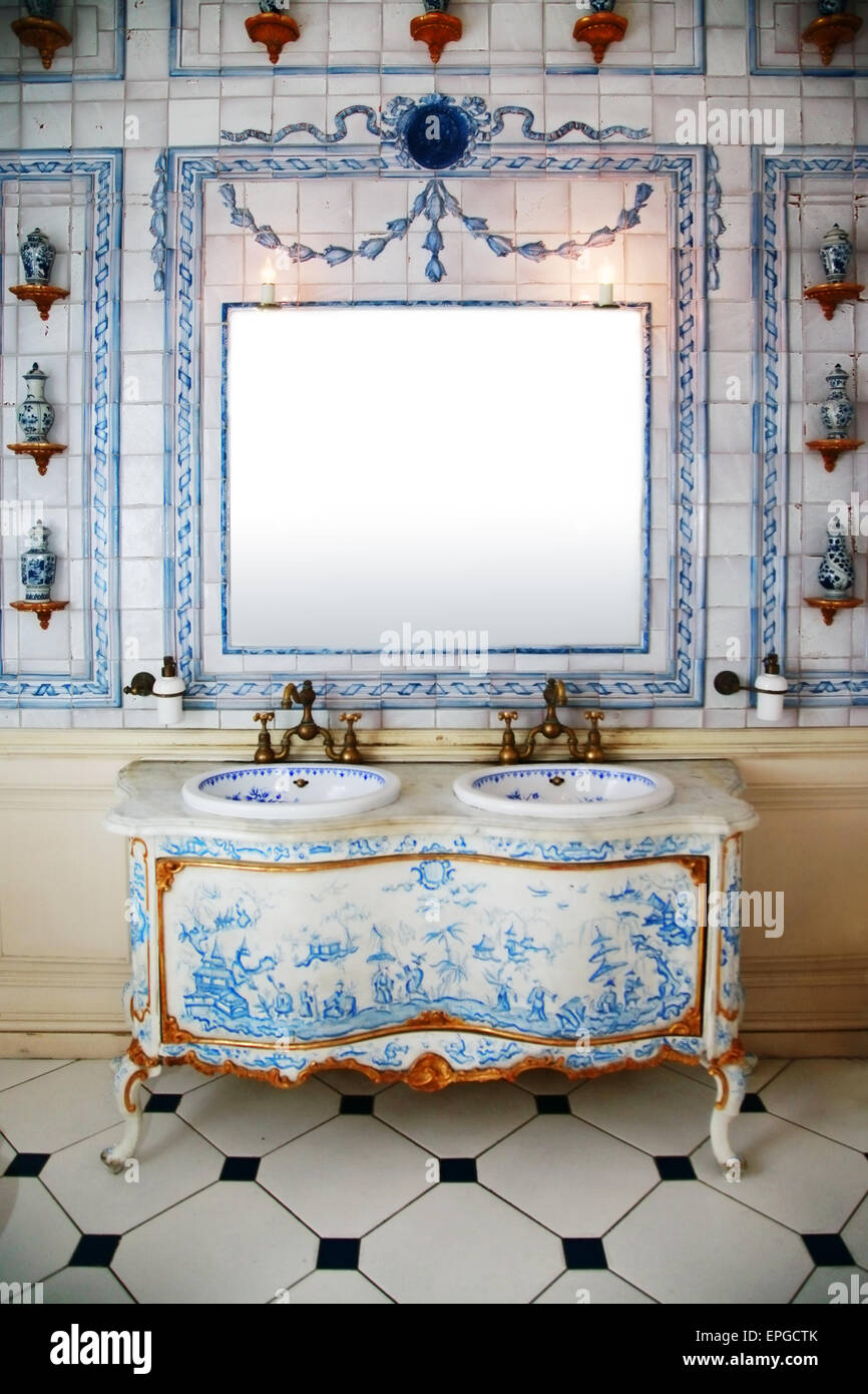 vintage bath room Stock Photo Alamy