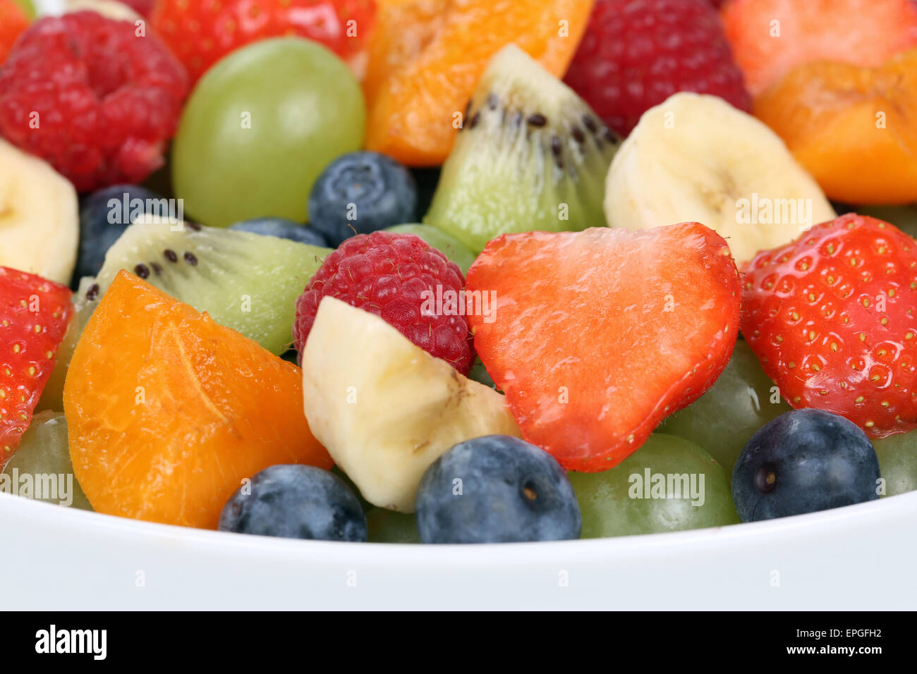 Nahaufnahme Obstsalat in einer Schale mit Erdbeeren, Bananen, Kiwi und ...