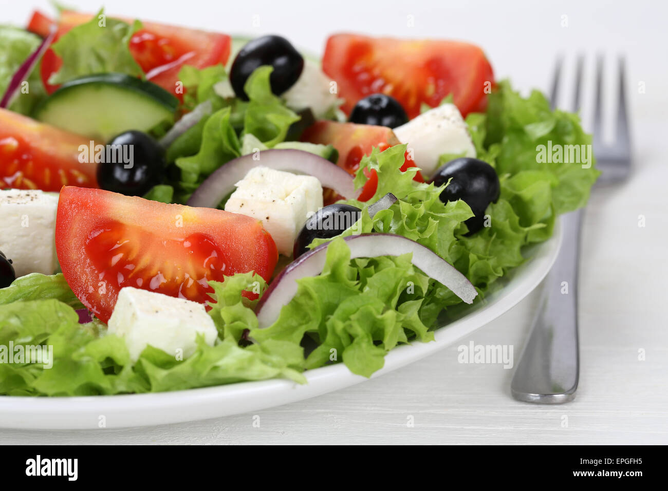 Griechischer Salat mit Tomaten, Feta K├ñse und Oliven in Sch├╝ssel oder Teller Stock Photo