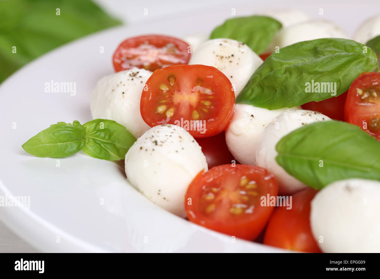 Caprese Salat mit Tomaten, Basilikum und Mozzarella auf Teller Stock ...