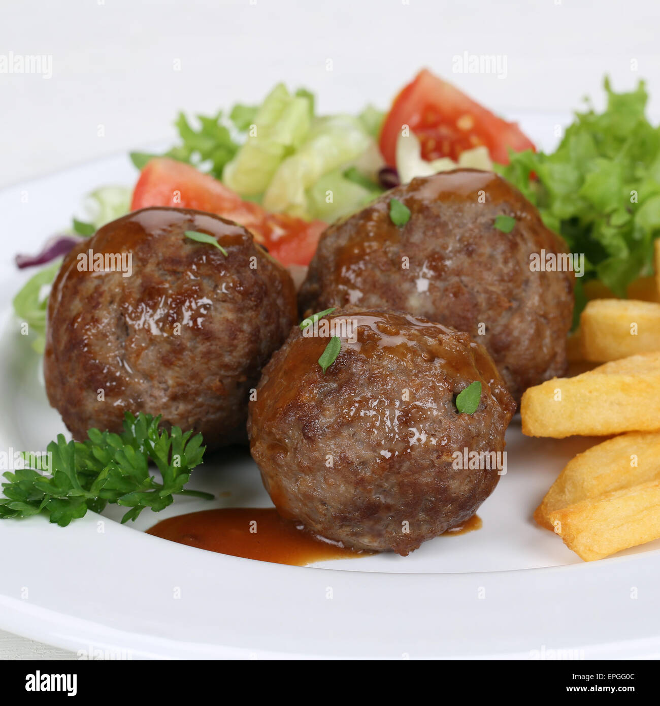 Frikadellen Buletten Fleischbr├╢tchen Fleischklops Gericht mit Pommes und Salat Stock Photo