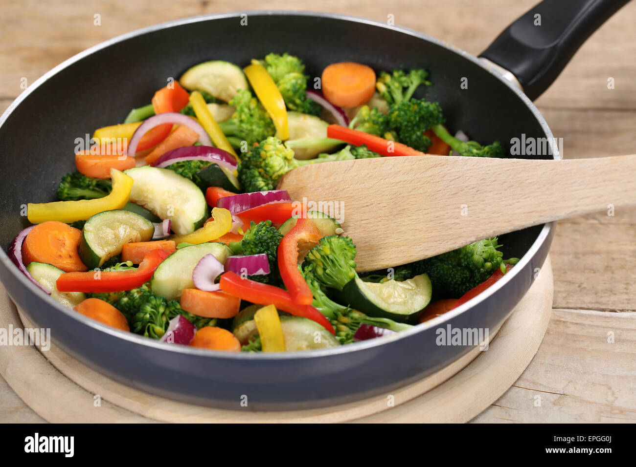 Essen zubereiten und braten Gem├╝se in der Pfanne Stock Photo - Alamy