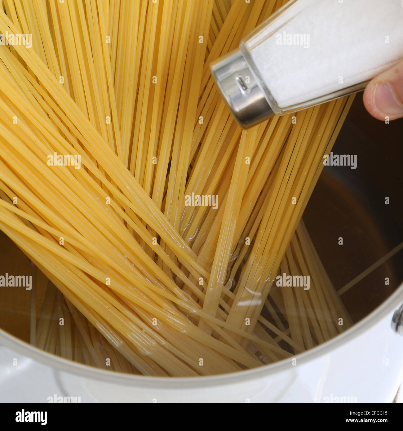 Spaghetti Nudeln Pasta kochen: frisches Wasser im Topf salzen Stock Photo -  Alamy