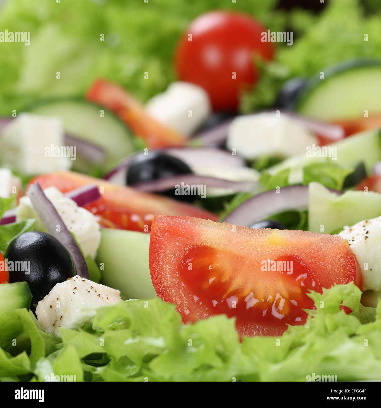 Griechischer Salat mit Tomaten, Käse und Oliven Nahaufnahme Stock Photo