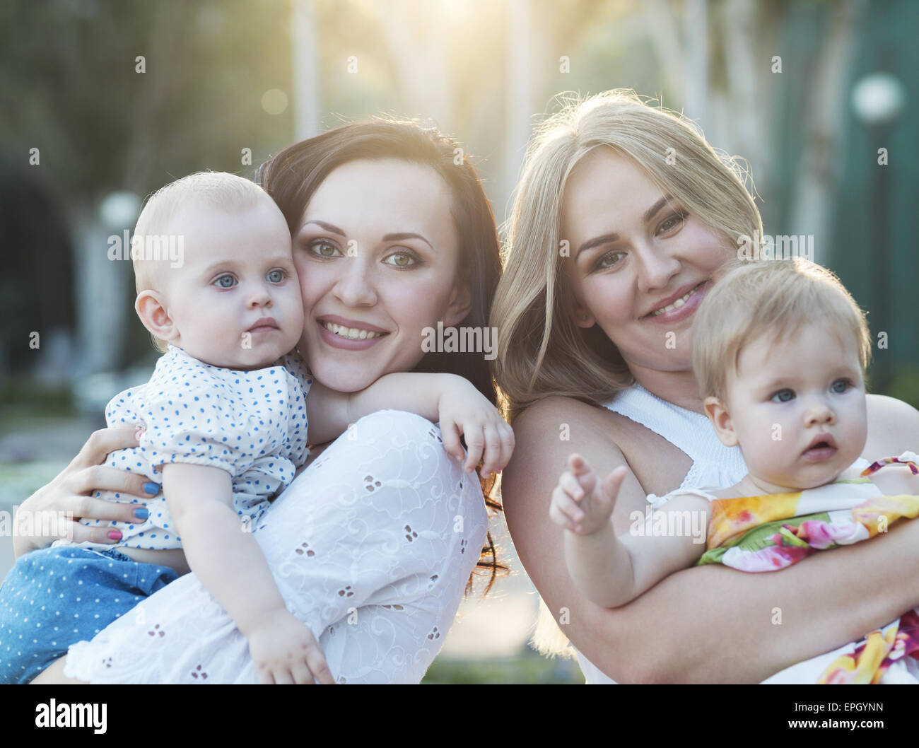 женщина с ребенком. мама 2. женщина с двумя детьми. однополая семья. женщина с двумя детьми.