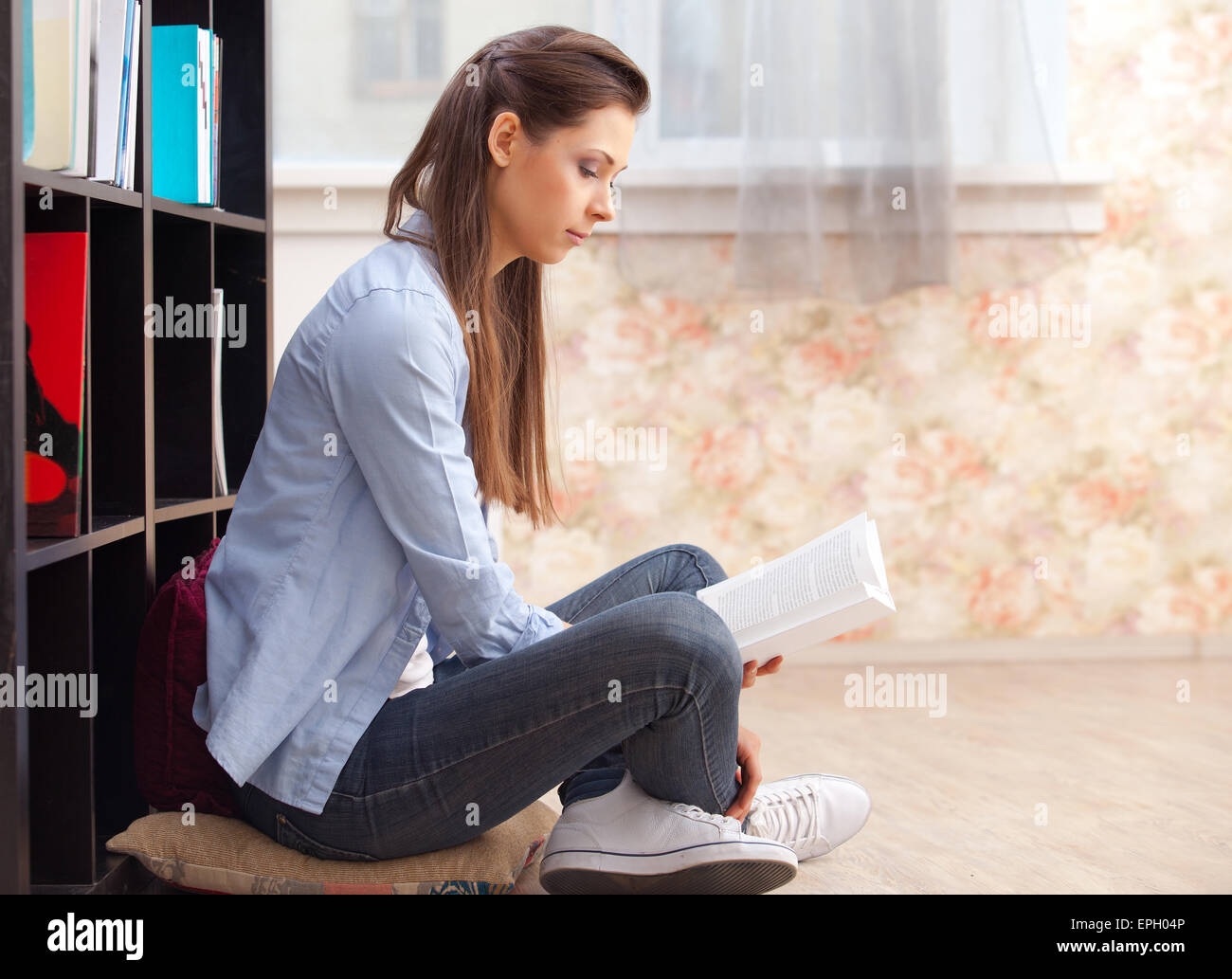 student studying in the library Stock Photo - Alamy