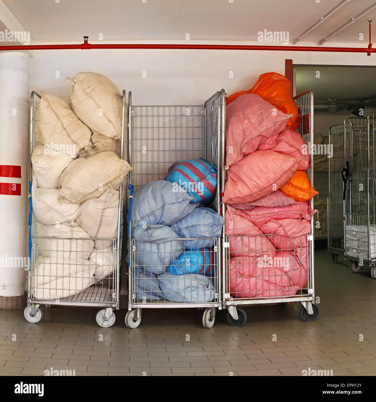 Laundry cart hires stock photography and images Alamy