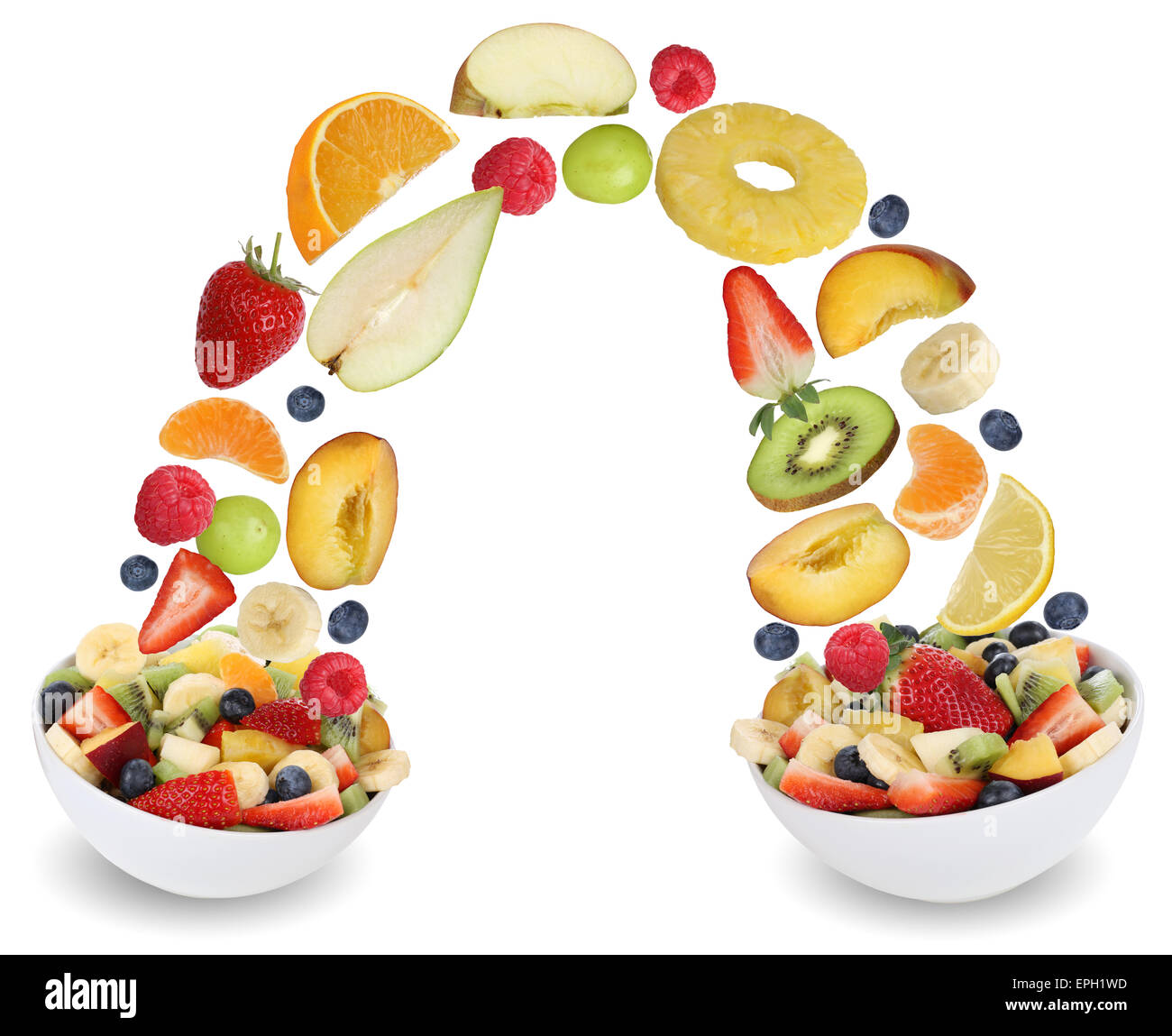 Fliegender Fruchtsalat mit Früchte wie Orange, Apfel, Banane, Pfirsich und Erdbeere Stock Photo