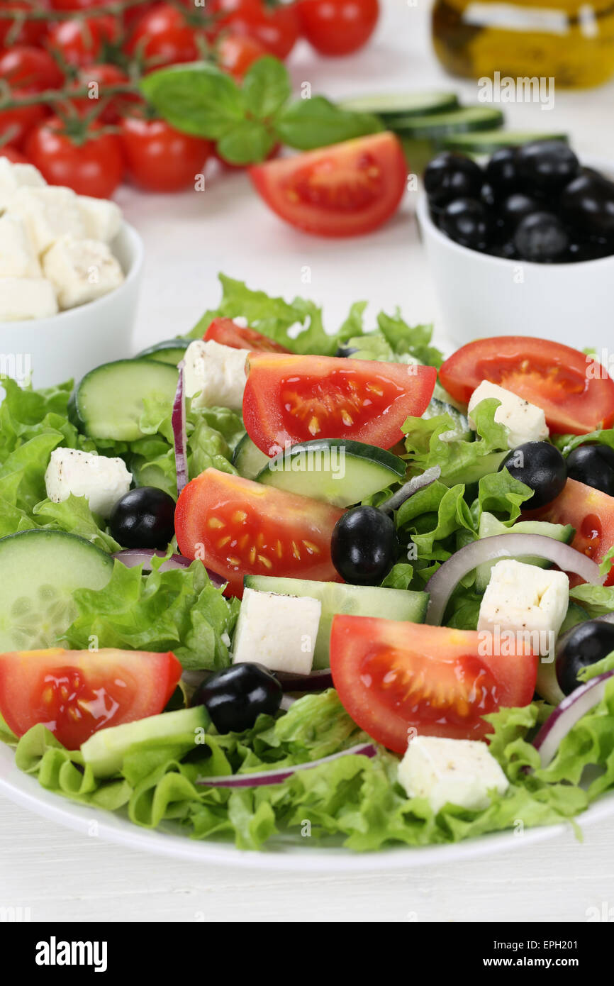 Gesund vegetarisch essen griechischer Salat auf Teller mit Tomaten, Feta Käse und Oliven Stock Photo