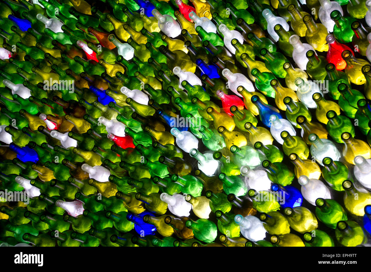 How To Build A Glass Bottle Garden Wall / 20 Diy Wine Bottle Projects