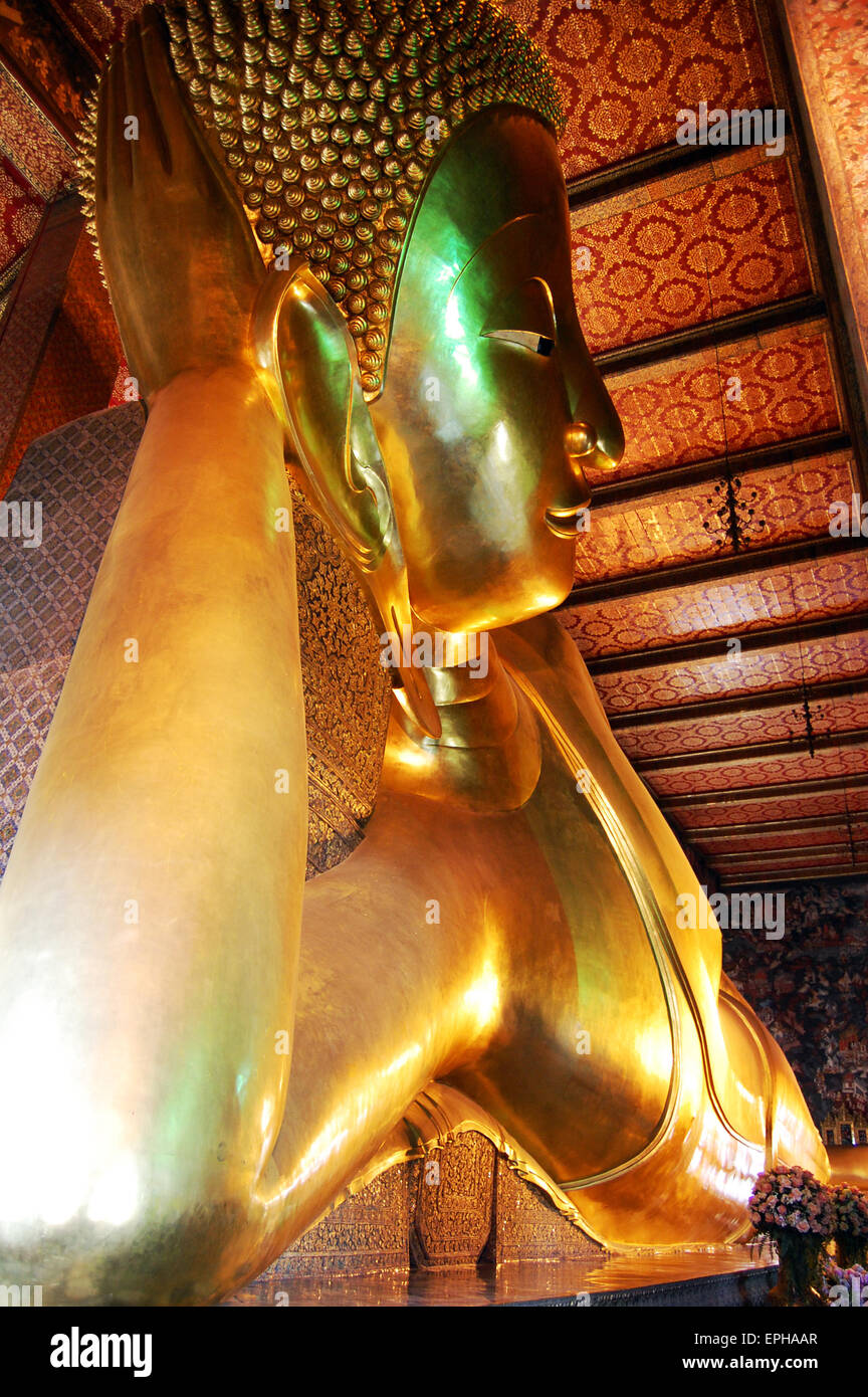 The reclining Buddha statue in Wat Pho Bangkok Thailand Stock Photo - Alamy
