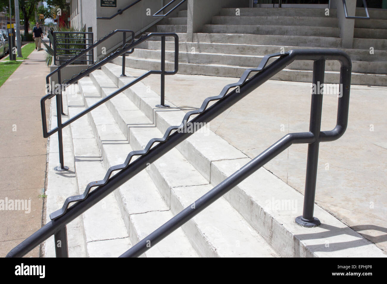 omdømme ekskrementer skuffet Anti-skateboard guard rail on steps Stock Photo - Alamy