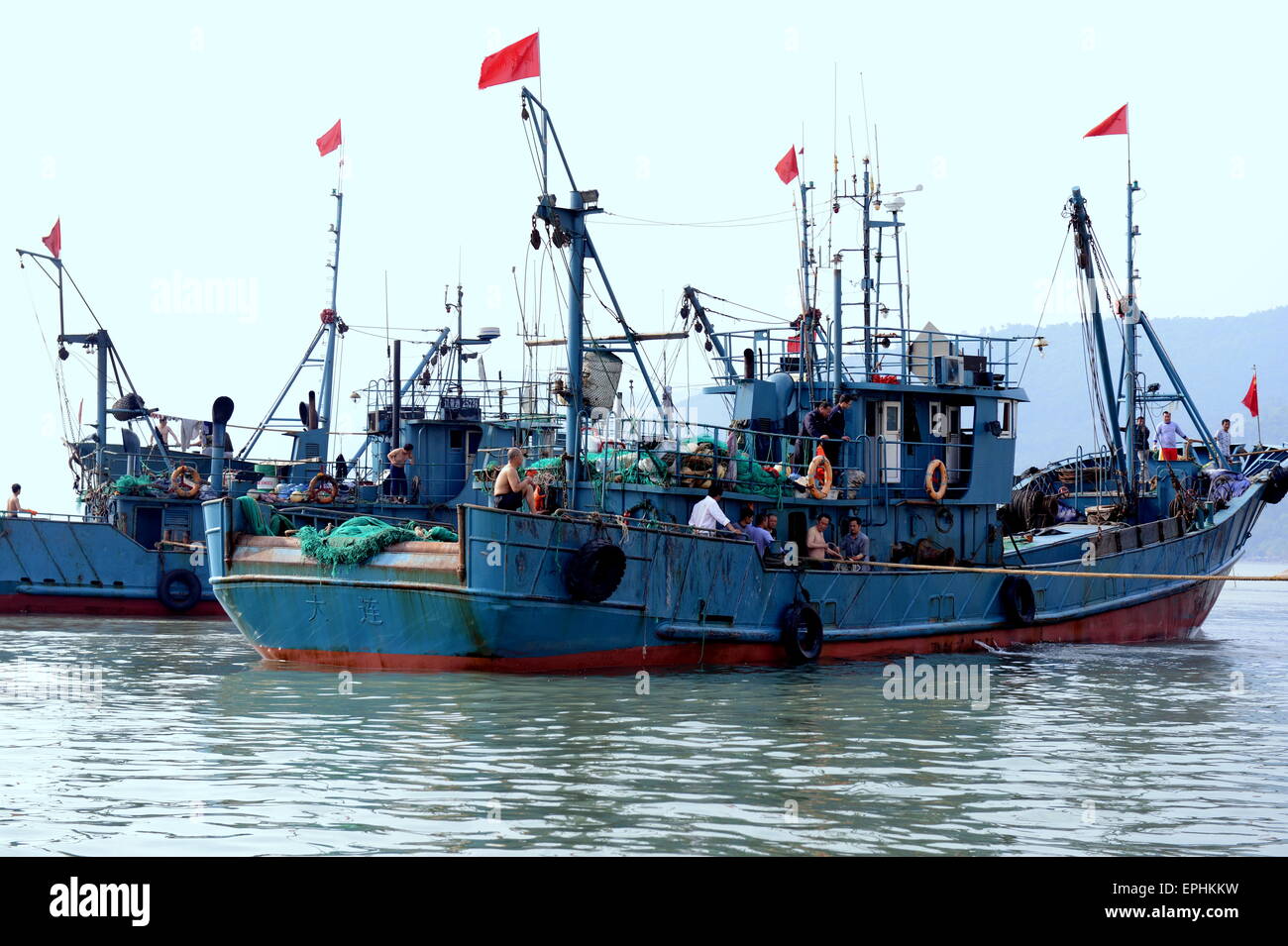 Fuzhou. 15th May, 2015. Violators are detained on the sea in southeast China's Fujian Province May 15, 2015. The Fujian maritime law enforcement department has taken measures to crack down on illegal fishing in the three-month fishing suspension in the Fujian sea areas starting on May 1. © Zhang Guojun/Xinhua/Alamy Live News Stock Photo