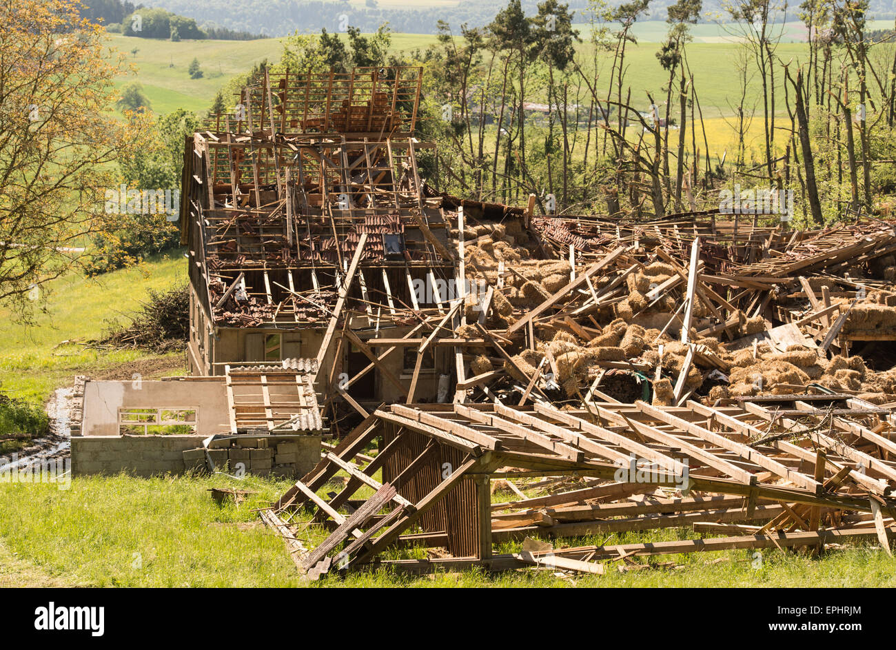 Réparer, pour avancer [Silver Banshee] Fuetzen-germany-18th-may-2015-a-destroyed-farm-is-pictured-in-fuetzen-EPHRJM