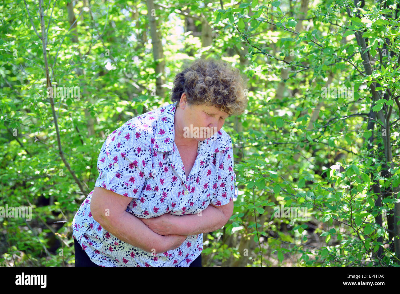 Зрелая бабушка фото. Болит живот пожилая женщина. Пожилые женщины показывают. Пожилая женщина в летнем лесу.