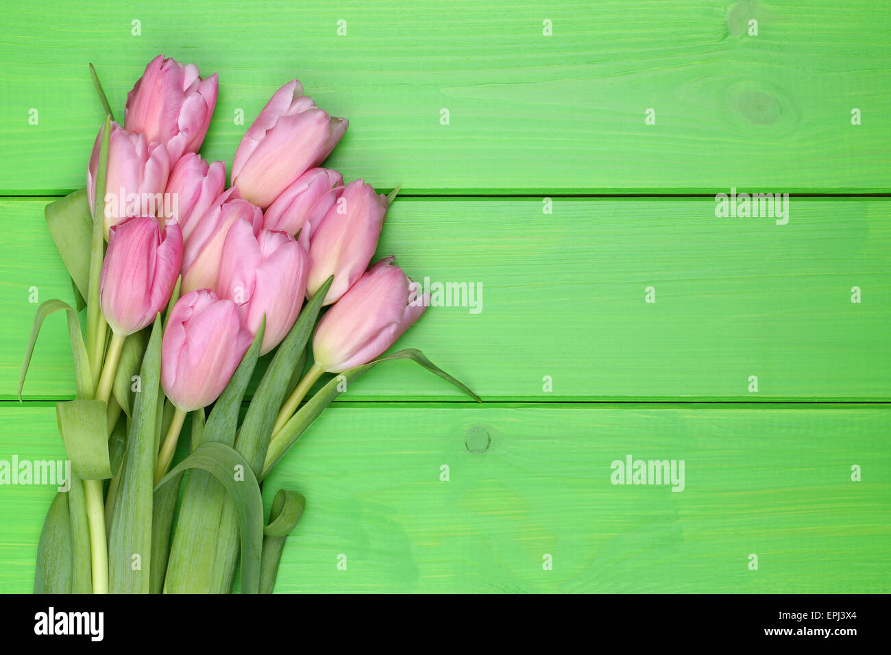 Blumenstrauß mit Tulpen im Frühling oder Muttertag auf Holzbrett Stock Photo