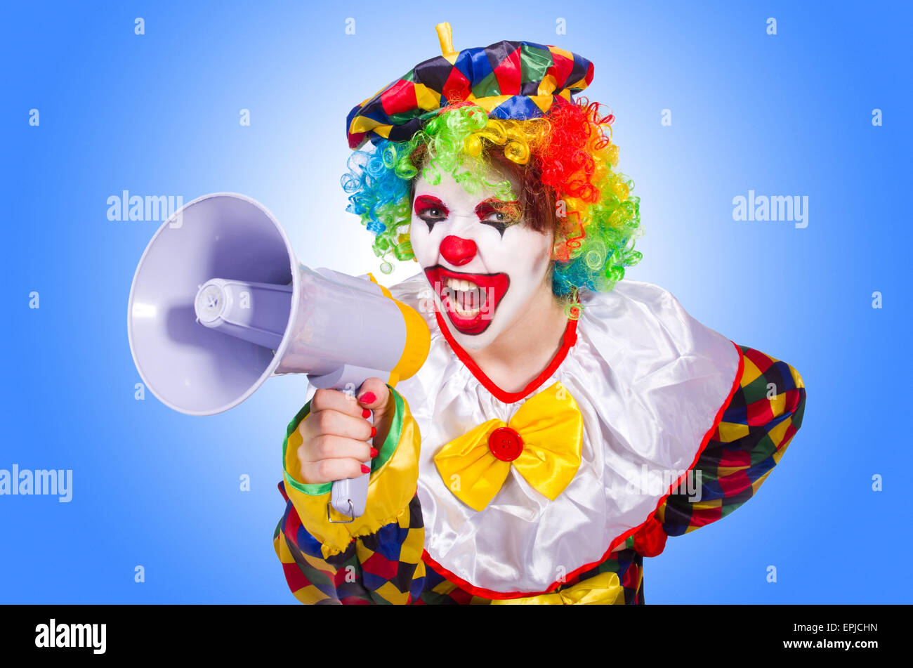 Клоун кричит. Клоун указывает пальцем. Клоун с гитарой. Орущий клоун. Парень клоун.