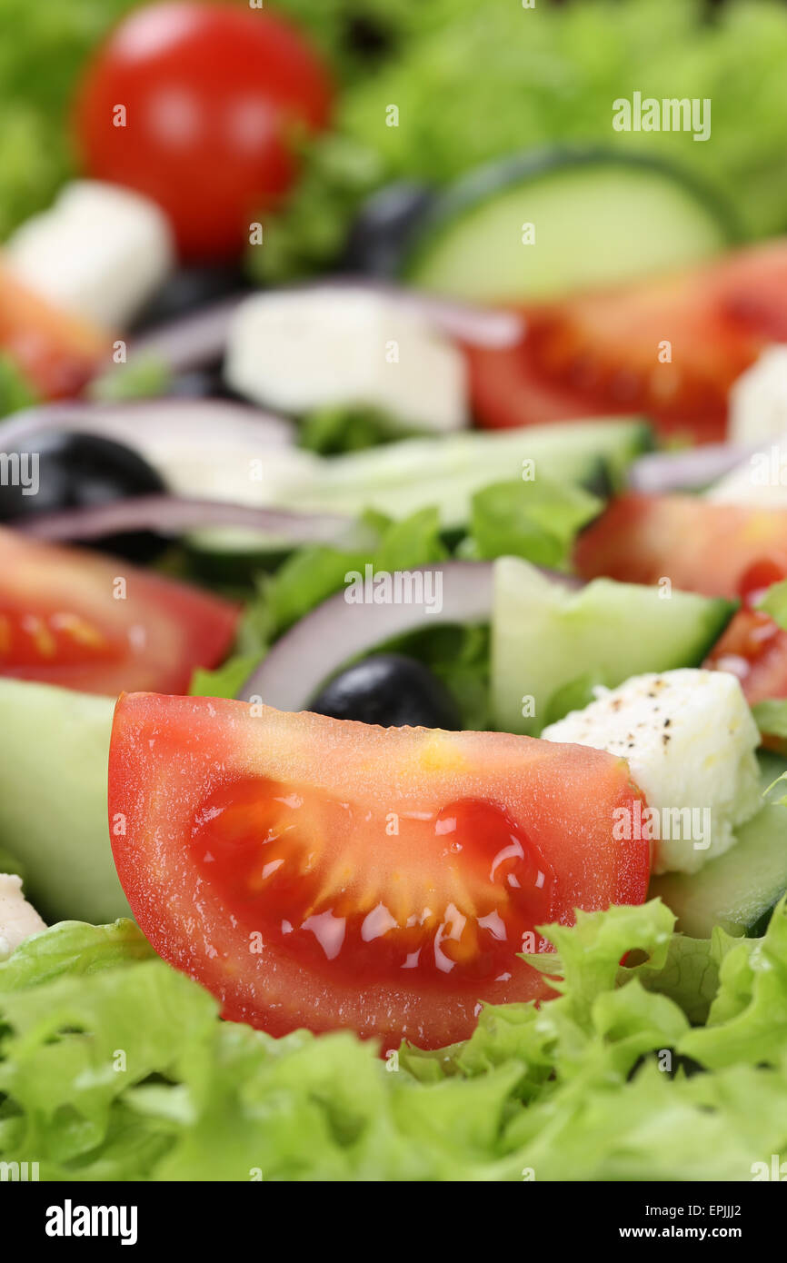 Griechischer Salat mit Tomaten, Feta Käse und Oliven mit Textfreiraum Stock Photo