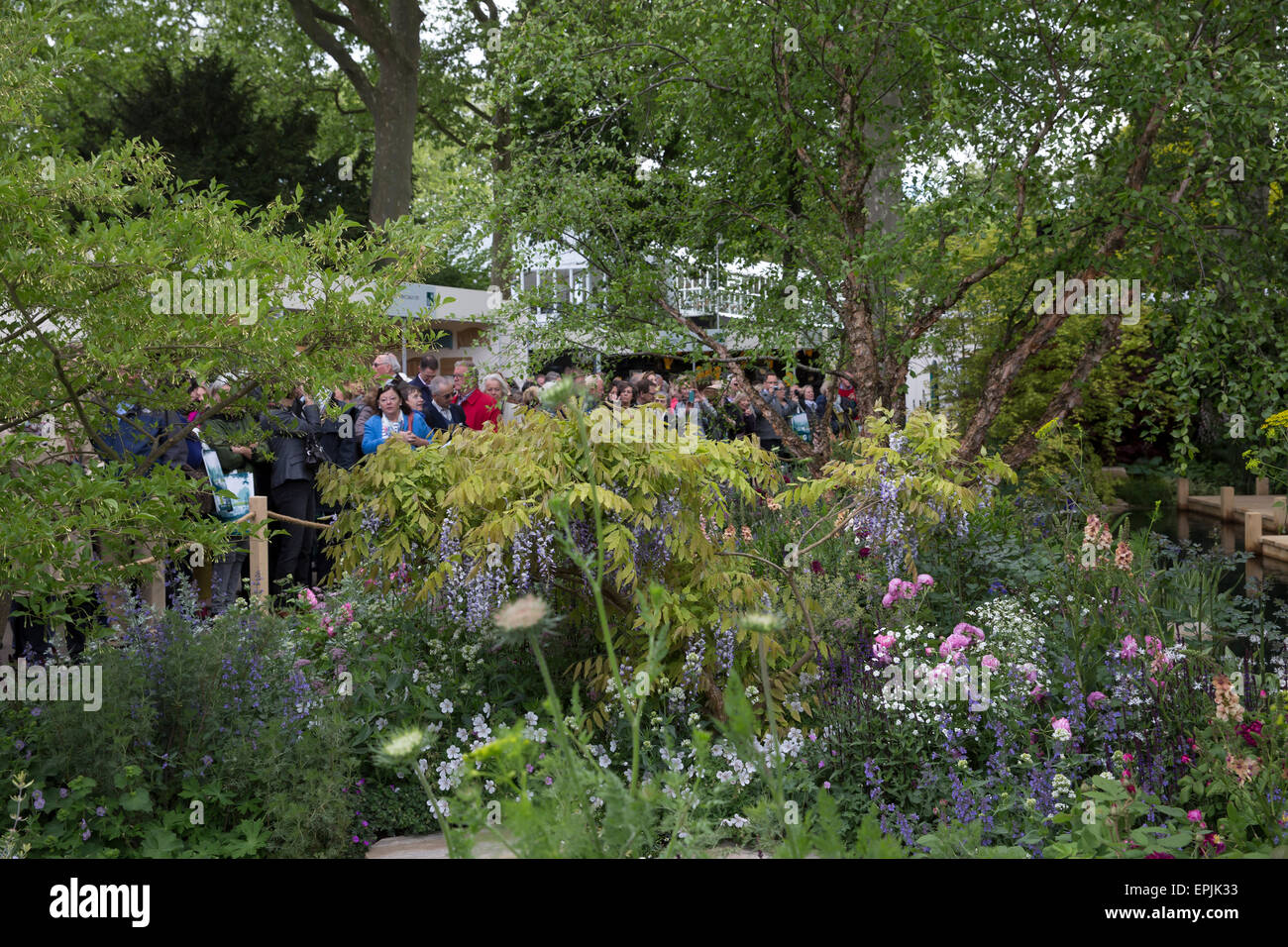 Chelsea, London, UK. 19th May, 2015. Crowds admire The M&G garden 2015- the retreat at Chelsea Flower Show 2015. Credit:  Keith Larby/Alamy Live News Stock Photo