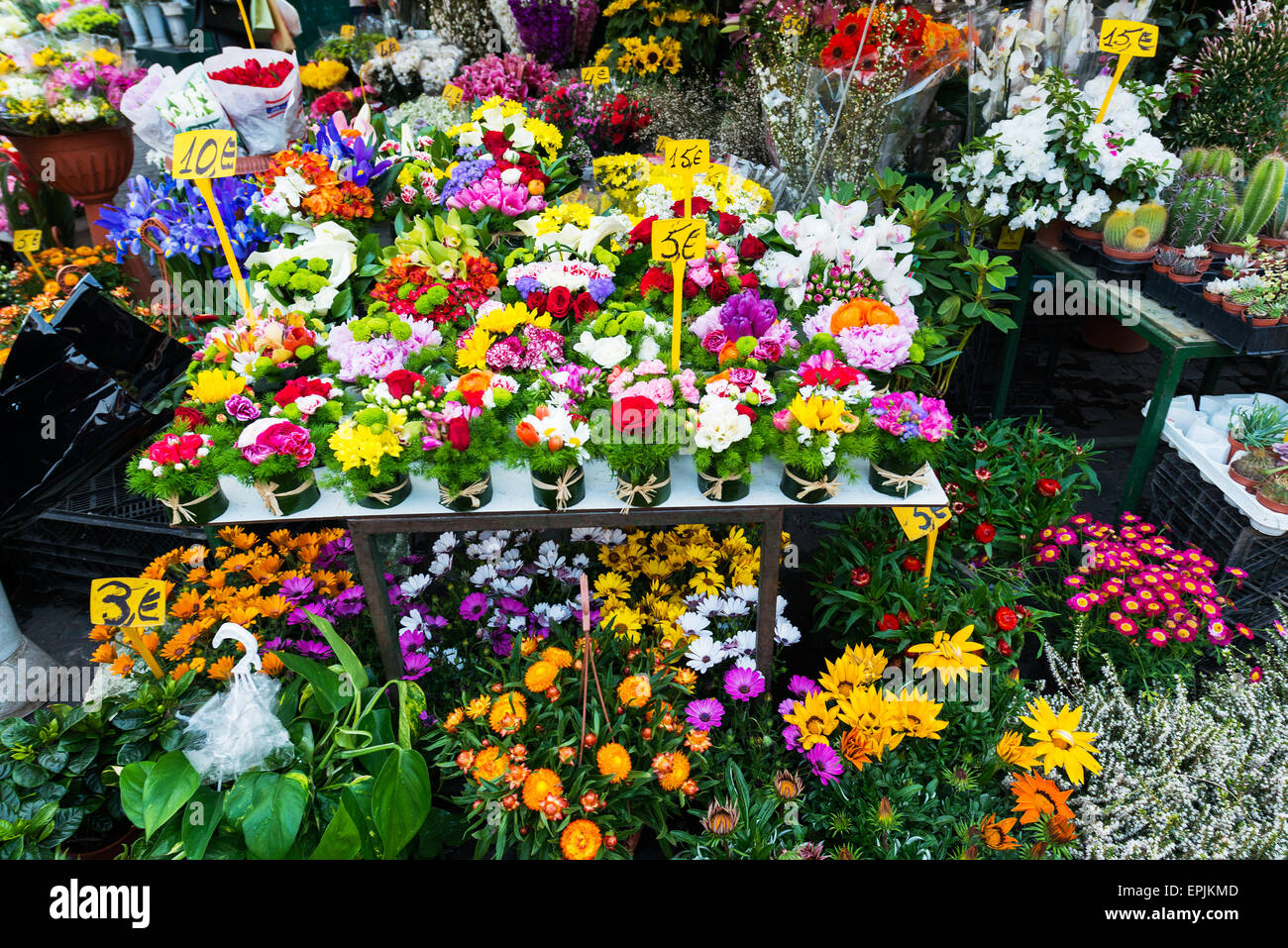 Street flower shop with colourful flowers Stock Photo - Alamy